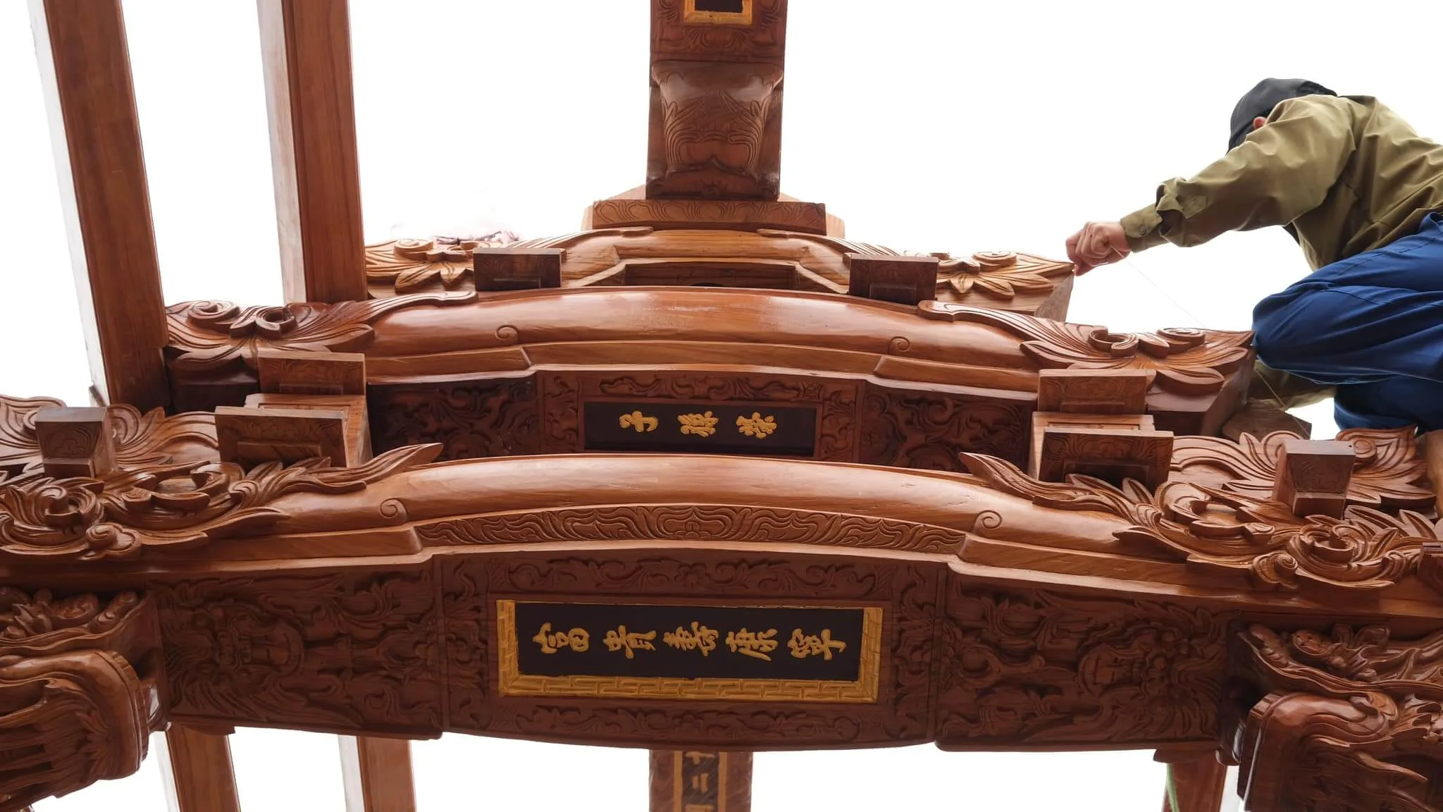 cham-khac-hoa-van-tren-cau-kien-nha-go-co-truyen-1