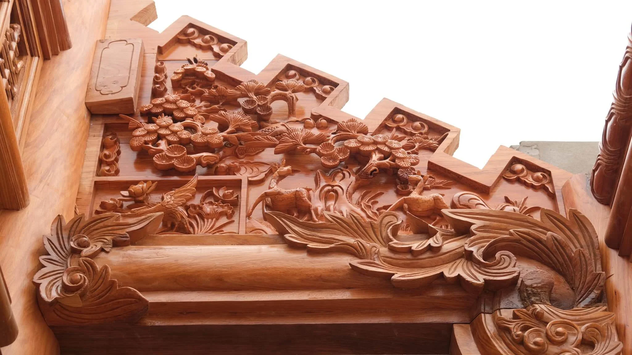 cham-khac-hoa-van-tren-cau-kien-nha-go-co-truyen