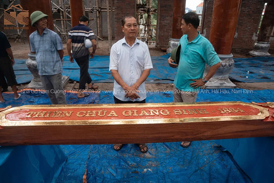 cong-tac-chuan-bi-cho-nghi-thuc-lam-phep-dat-long-cot-nha-tho-giao-xu-quan-lieu-4
