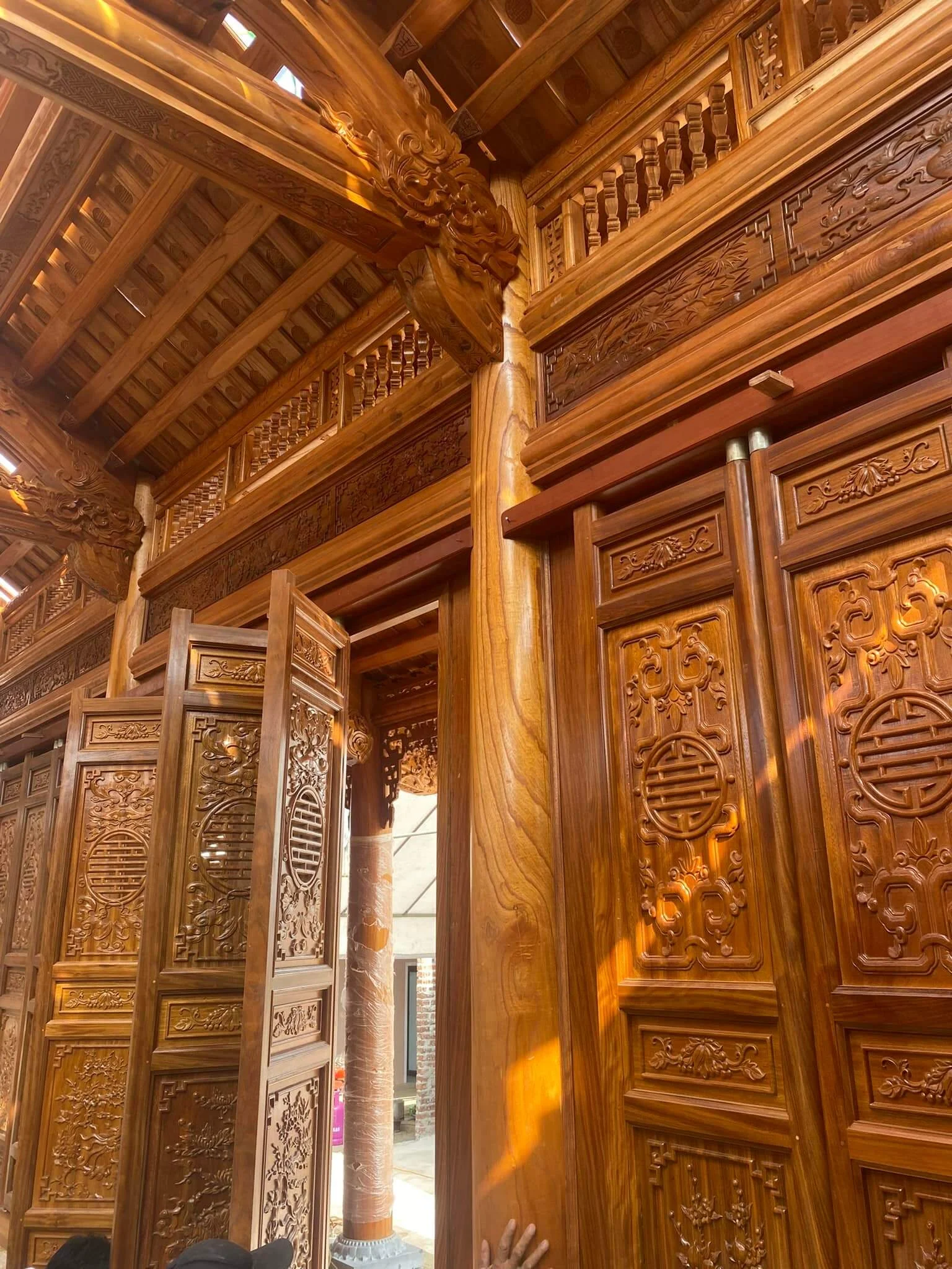 du-an-nha-3-gian-go-xoan-ta-cua-buc-ban-cau-noc-va-cot-hien-go-lim-3