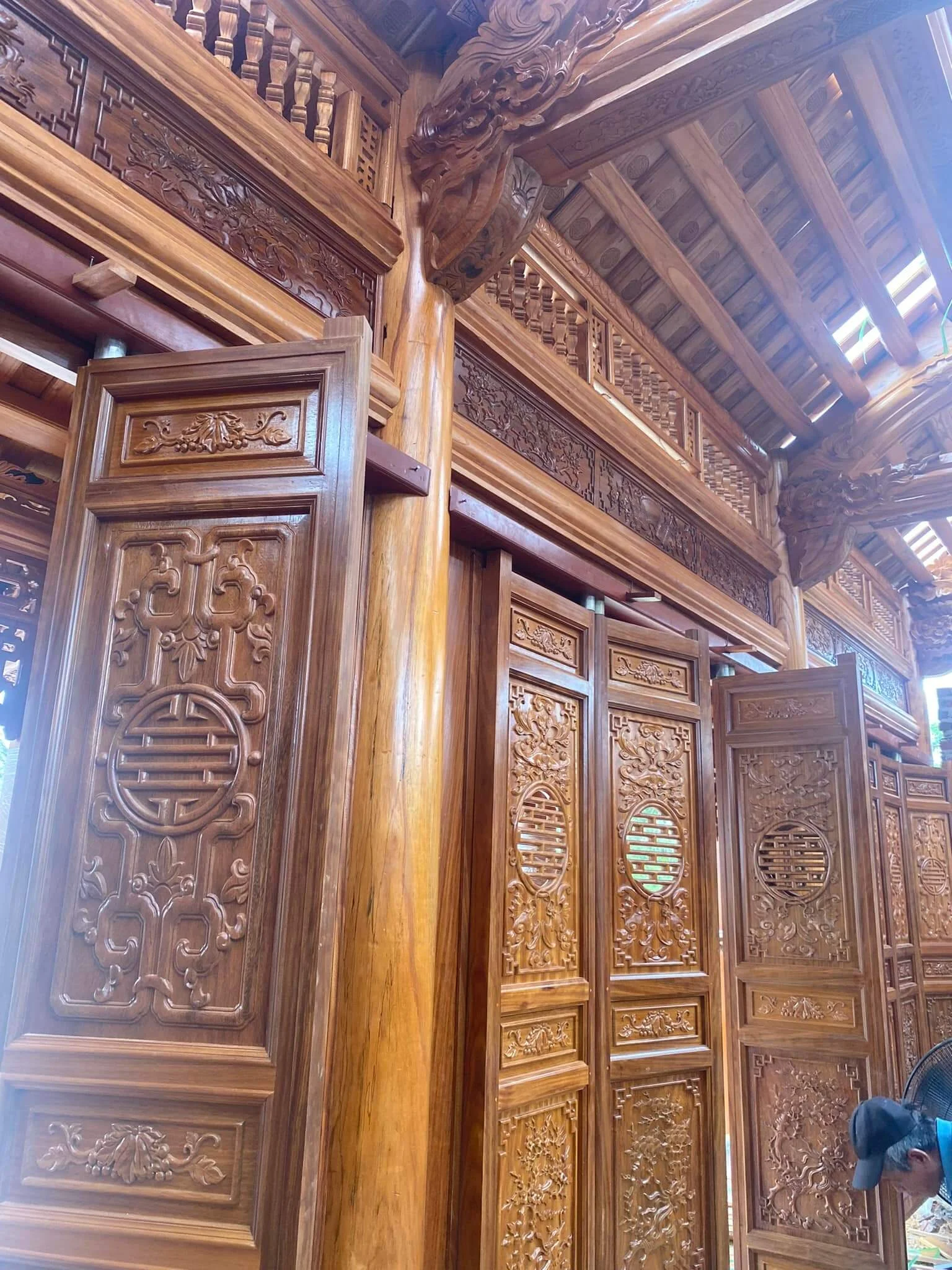 du-an-nha-3-gian-go-xoan-ta-cua-buc-ban-cau-noc-va-cot-hien-go-lim-4