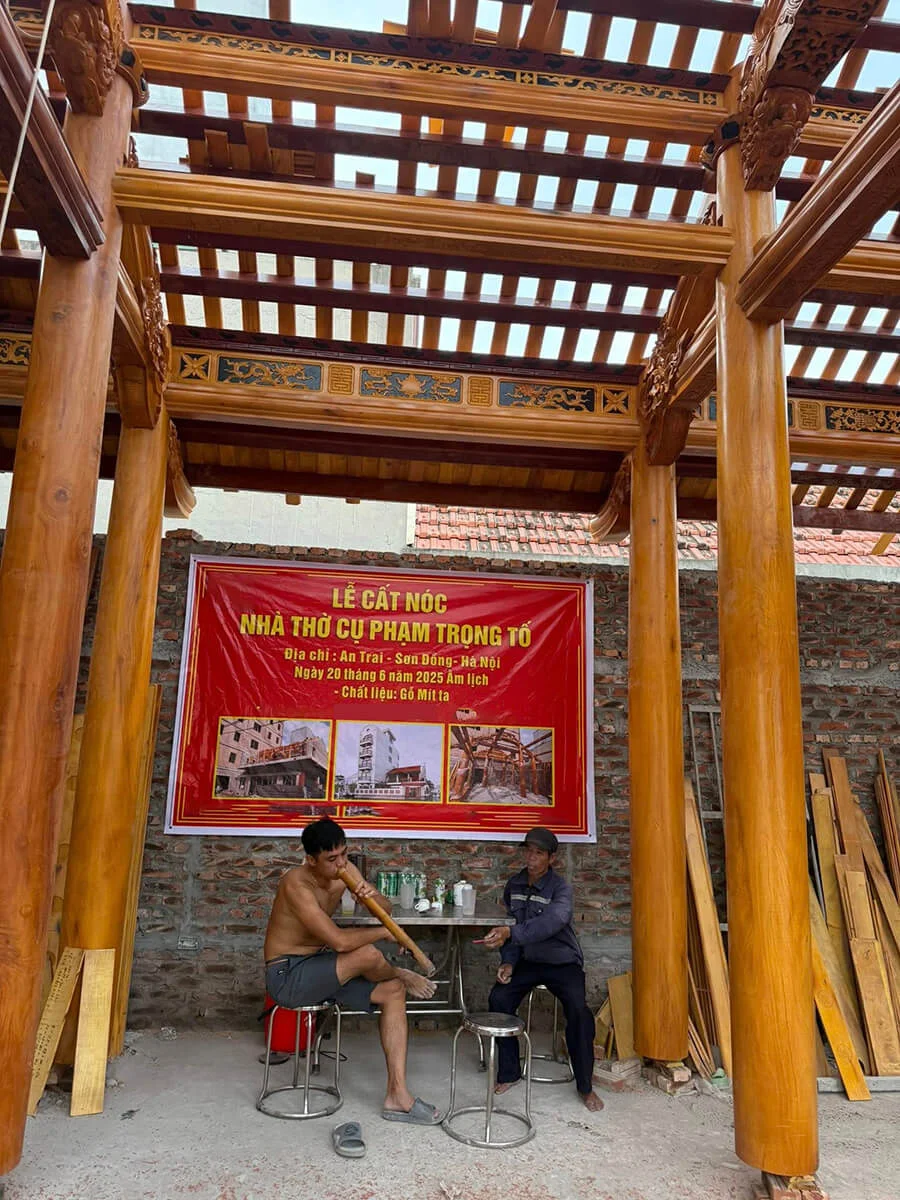 ngay-dep-cat-noc-can-nha-go-3-gian-tren-tang-2-nha-tho-cu-pham-trong-to-1