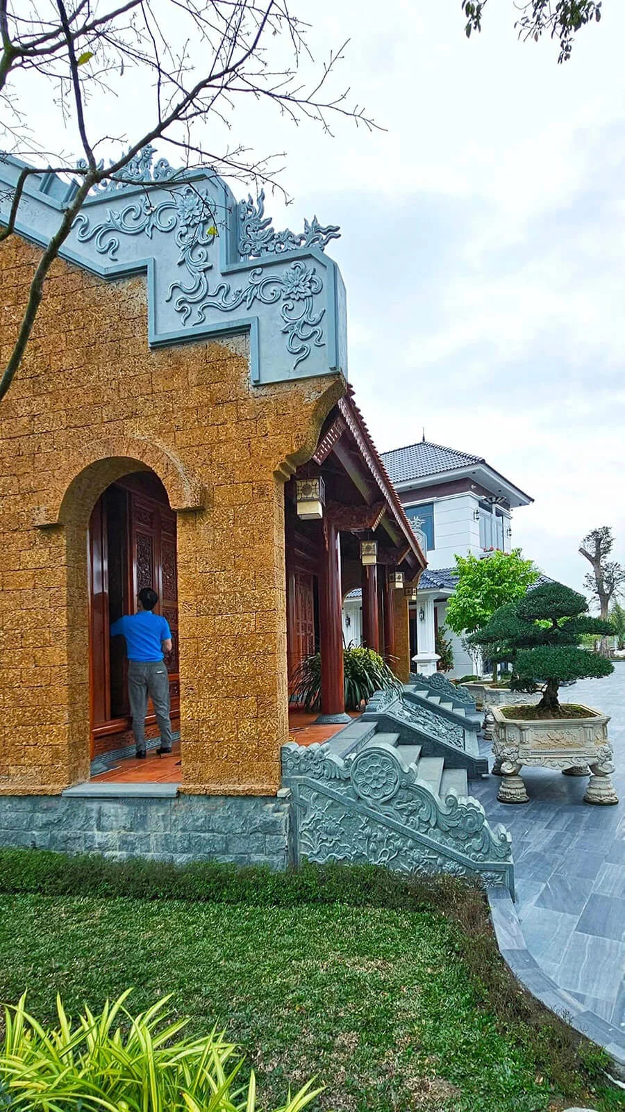 nha-go-co-truyen-tuong-da-ong-moc-mac-ma-van-sang-gian-di-ma-van-khac-biet