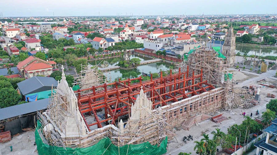 sieu-cong-trinh-nha-tho-giao-xu-quan-lieu-dau-an-kien-truc-va-duc-tin-tai-nghia-hung-nam-dinh-1