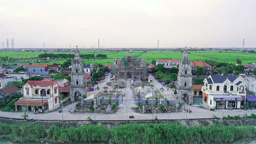 sieu-cong-trinh-nha-tho-giao-xu-quan-lieu-dau-an-kien-truc-va-duc-tin-tai-nghia-hung-nam-dinh