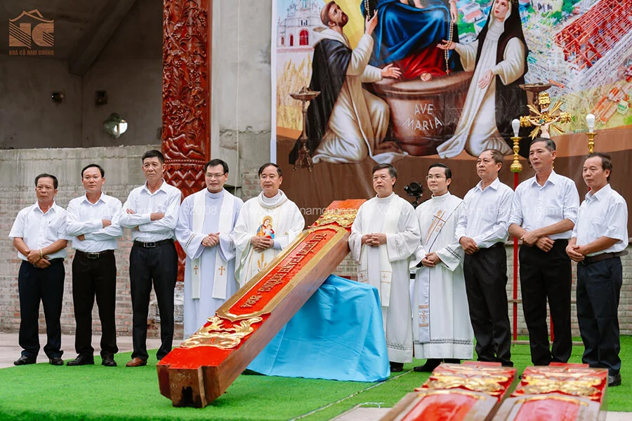 thanh-le-mung-kinh-duc-me-man-coi-lam-phep-dat-long-cot-nha-tho-giao-xu-quan-lieu-1