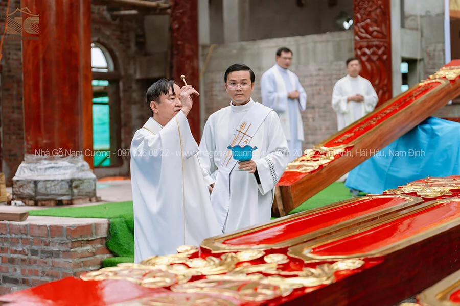 thanh-le-mung-kinh-duc-me-man-coi-lam-phep-dat-long-cot-nha-tho-giao-xu-quan-lieu-12