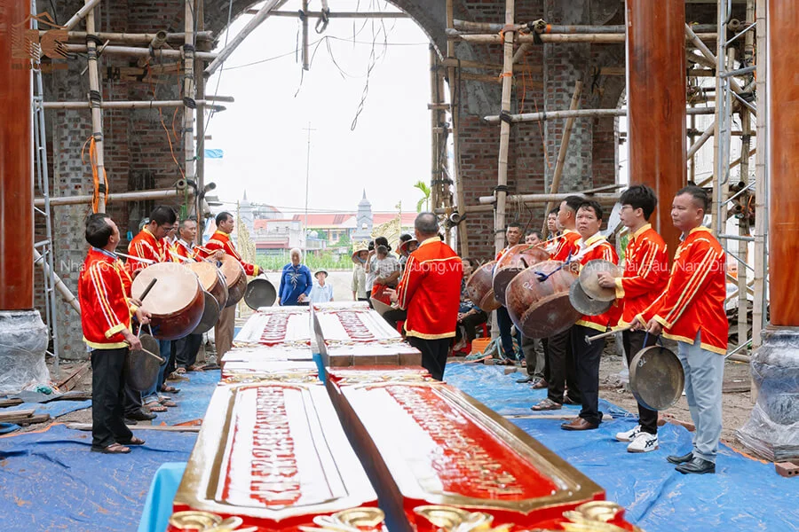 thanh-le-mung-kinh-duc-me-man-coi-lam-phep-dat-long-cot-nha-tho-giao-xu-quan-lieu-9