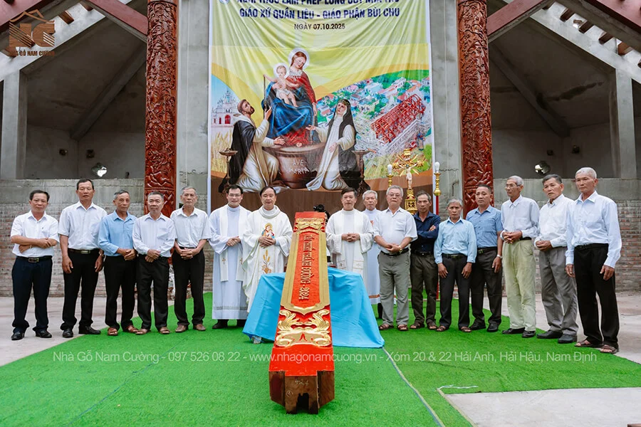 thanh-le-mung-kinh-duc-me-man-coi-lam-phep-dat-long-cot-nha-tho-giao-xu-quan-lieu