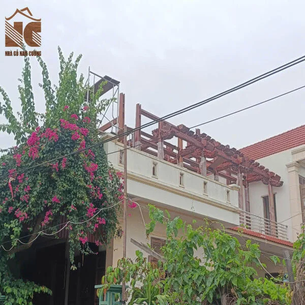 Quá trình lắp dựng nhà gỗ 5 vì 4 gian trên tầng 2 – Chất liệu gỗ lim xanh Nam Phi