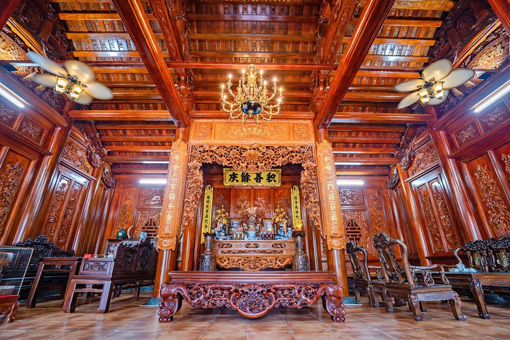 Cách bày trí bàn thờ trong nhà gỗ cổ truyền chuẩn phong thủy gia phong